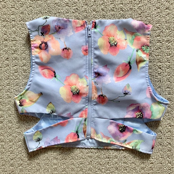 Light Blue Floral Cutout Crop Top - Picture 5 of 6